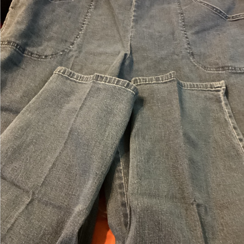 Ladies jeans, never worn. - Picture 2 of 12
